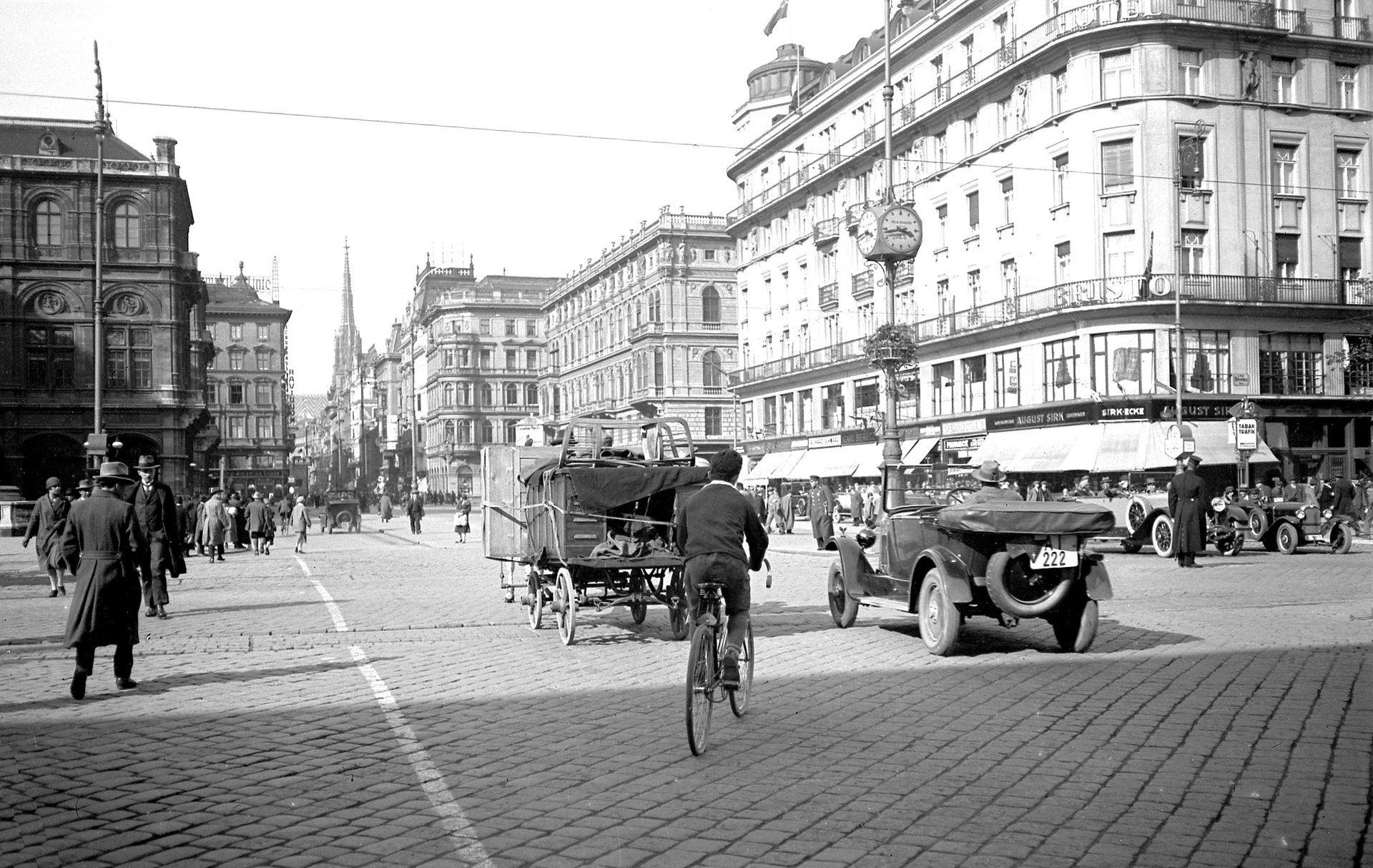 schwarzweiß-Foto der Kärtner Straße in Wien 1928